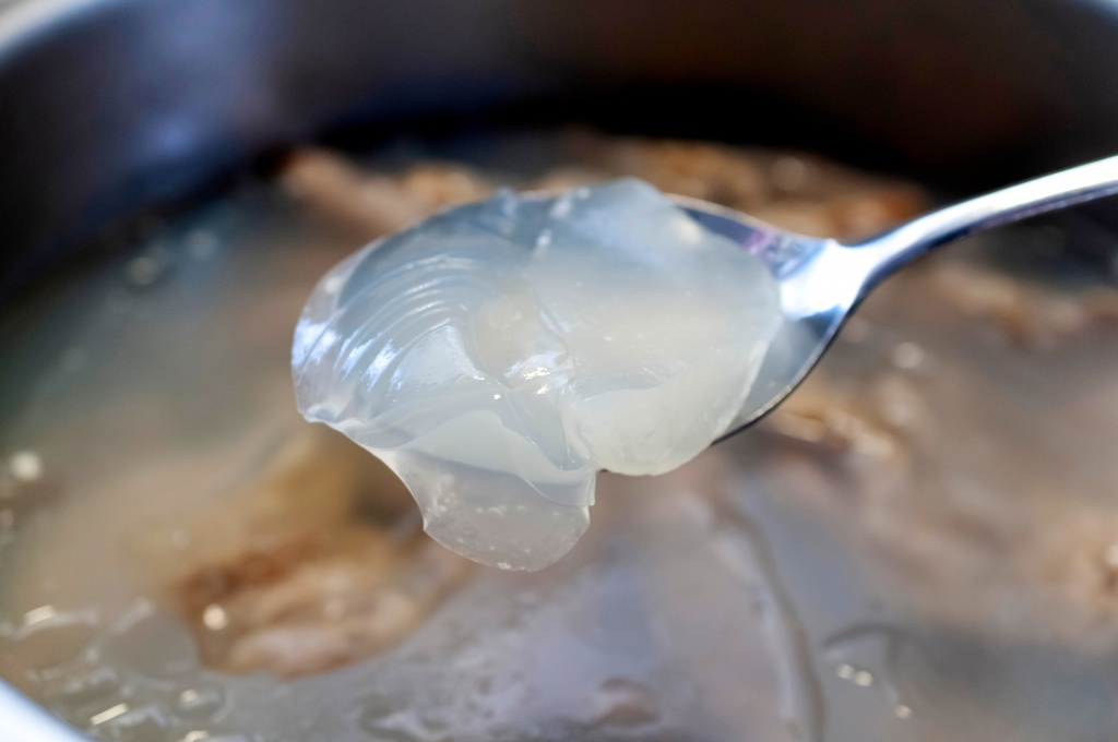 При контакте с водой сухой желатин набухает и поглощает жидкости в 5-10 раз больше своей массы. При температуре 35—40°С быстро образуется гель Польза для здоровья, применение в медицине