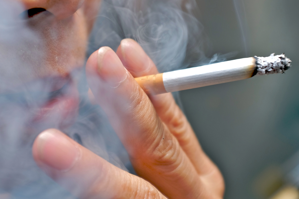 Всем известно, что курение – это вредная привычка. Она вызывает сильную зависимость и вредит всему организму Всем известно, что курение – это вредная привычка