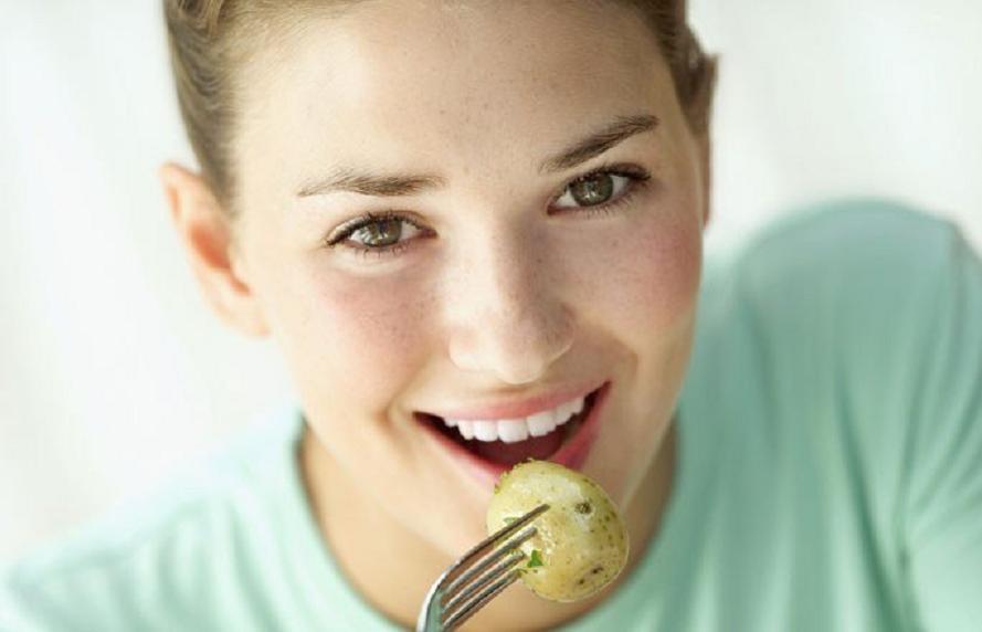 В картофеле отлично сбалансированный витаминный состав 100 грамм картофеля содержат 76 ккал