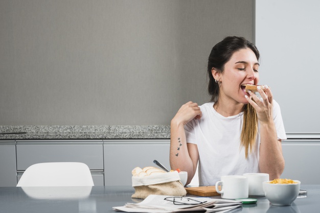 Девушкам в 20–30 лет следует включать в свой рацион достаточное количество белка Девушкам в 20–30 лет