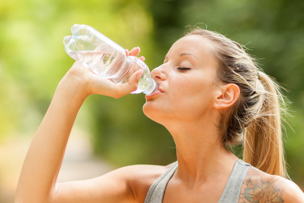 Чтобы минимизировать риск возникновения осложнений и вовремя восполнять водный баланс, нужно всегда держать под рукой бутылочку с жидкостью, чтобы была возможность делать глоток «между делом» Как приучить себя пить больше воды?