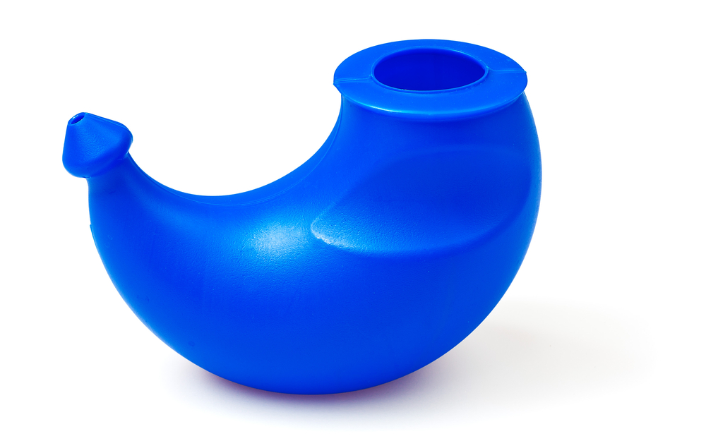 Промывание солевым раствором или специальной смесью поможет укрепить сосуды носа Промывание солевым раствором