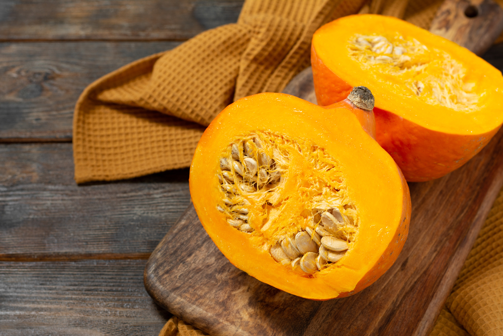 Тыква содержит каротиноиды, являющиеся сильными антиоксидантами. Они смягчают воспалительные процессы и предотвращают гибель клеток Тыква