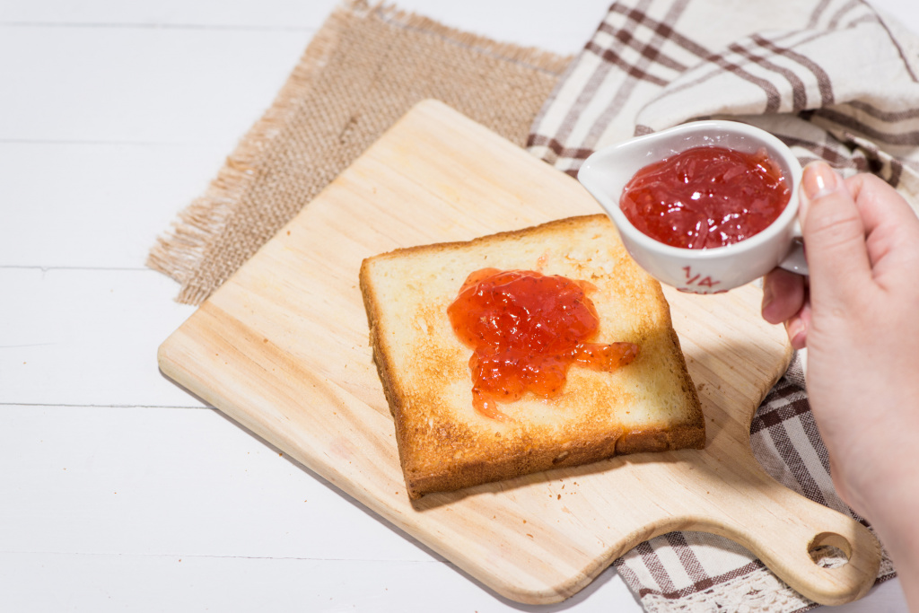 Варенье — вкусный традиционный десерт. Он высококалориен, поэтому его нельзя есть в больших количествах Варенье — вкусный традиционный десерт