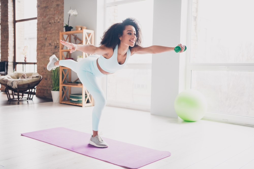 Приседания. Для выполнения требуется минимальное пространство Приседания