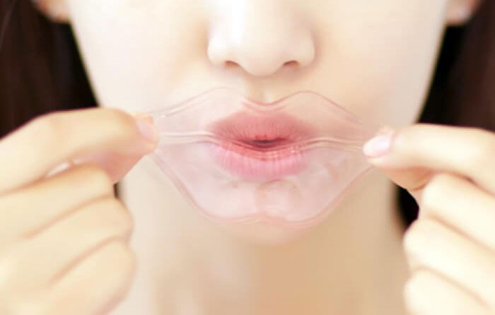 Некоторым девушкам нравится использовать специальные патчи для губ Пользоваться питательными масками для губ