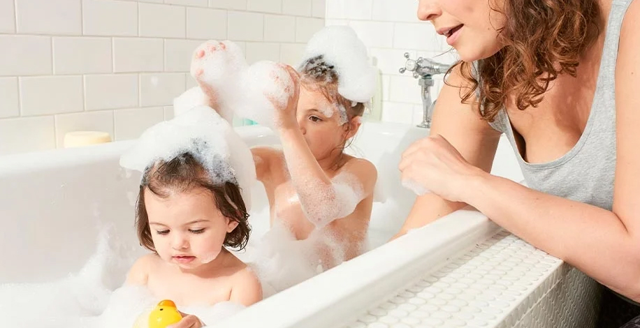 Шампунь у каждого из членов семьи должен быть свой Ребенку требуется бережное воздействие и мягкое очищение с заботой о неокрепших и чувствительных волосах