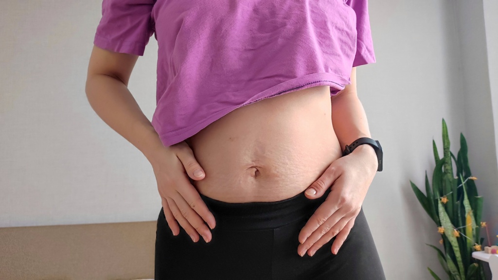 Йога оказывает положительное влияние на весь организм, но не стоит выполнять слишком сложные упражнения после кесарева – наращивайте активность постепенно Когда молодая мама гуляет с ребенком, она поддерживает активность движением на свежем воздухе