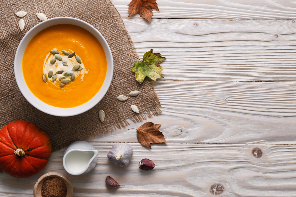 После сбора урожая на прилавках супермаркетов можно увидеть тыкву. Из нее готовят супы и салаты, а еще овощ запекают и варят тыква