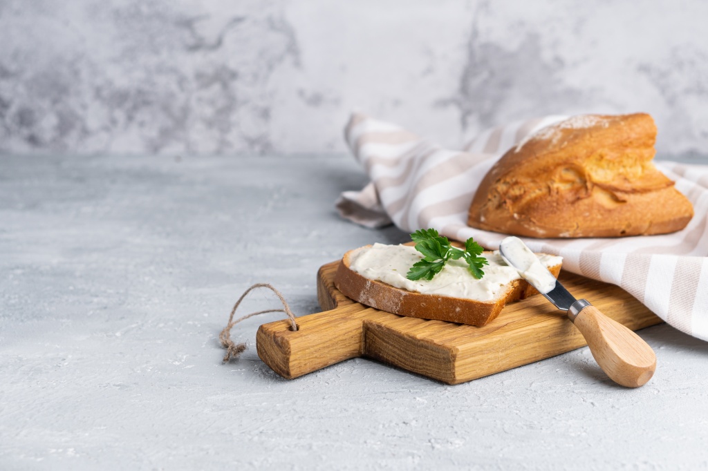 Использование в качестве основы цельнозернового, отрубного или ржаного хлеба «разгружает» сэндвич, но незначительно Калорийность бутерброда с сыром