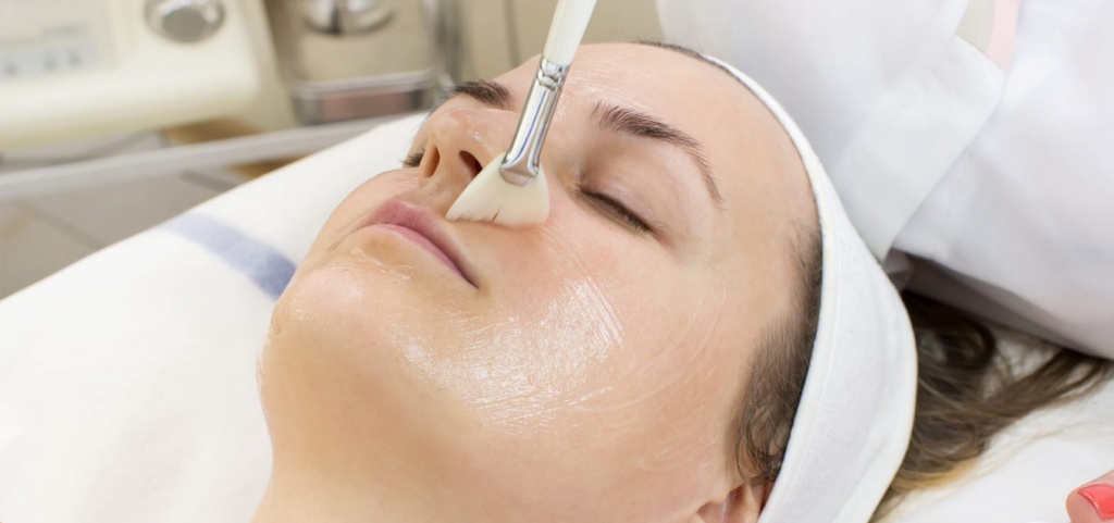 Делать кислотный пилинг можно дома самостоятельно или в салоне красоты. Кислотный пилинг