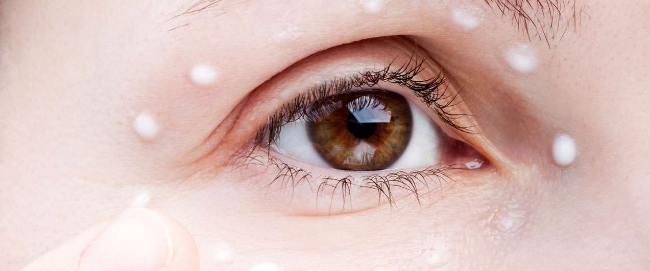 Нанесение крема вокруг глаз