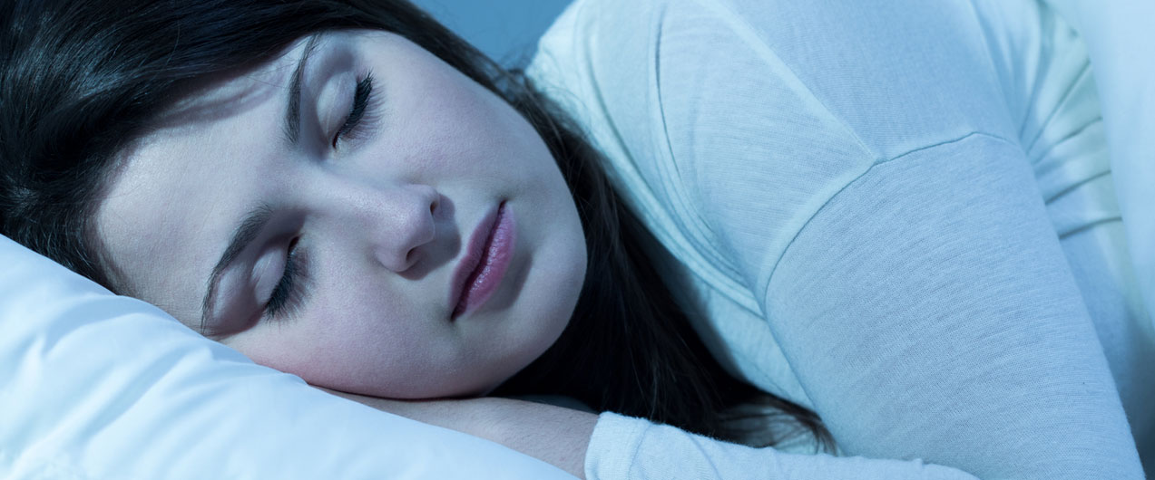 Почему зимой хочется спать больше: научное объяснение и советы по преодолению зимней сонливости