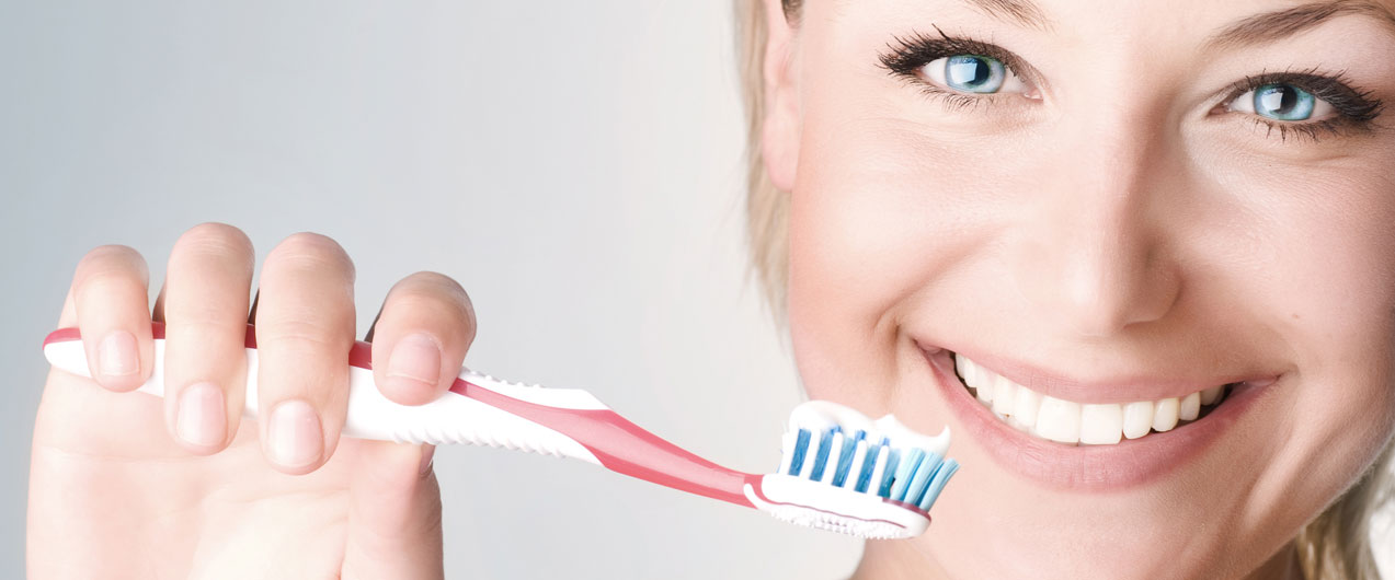 Как отбелить зубы содой и зубной пастой?