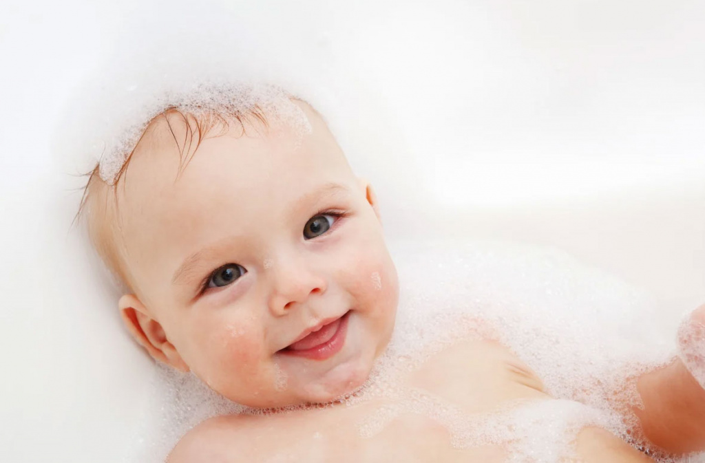 с какого возраста можно мыть голову ребенку взрослым шампунем. shampoo baby 3. с какого возраста можно мыть голову ребенку взрослым шампунем фото. с какого возраста можно мыть голову ребенку взрослым шампунем-shampoo baby 3. картинка с какого возраста можно мыть голову ребенку взрослым шампунем. картинка shampoo baby 3. Ко­жа и во­ло­сы ре­бен­ка име­ют свои осо­бен­нос­ти и от­ли­ча­ют­ся от волос взрослого. Для детей су­щест­ву­ют спе­ци­аль­ные дет­ские шам­пу­ни, основанные на осо­бен­нос­тях ко­жи го­ло­вы и во­лос ре­бен­ка. Считается, что они об­ла­да­ют де­ли­кат­ным очи­ща­ю­щим дейст­ви­ем, ги­по­ал­лер­ген­ны и без­опас­ны для сли­зи­с­тых обо­ло­чек глаз. Так как за­щит­ный ро­го­вой слой кожи у детей го­раз­до тонь­ше, поэтому она бо­лее про­ни­ца­е­ма как для по­лез­ных, так и для вред­ных ве­ществ, со­дер­жит меньше ес­тест­вен­но­го жи­ра. Чем млад­ше ре­бе­нок, тем мень­ше его ко­жа спо­соб­на нейтра­ли­зо­вать мик­ро­ор­га­низ­мы, по­па­да­ю­щие из внеш­ней сре­ды.
