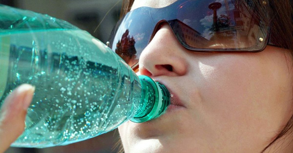 шипучие напитки с пузырьками газа привлекательны, особенно для детей