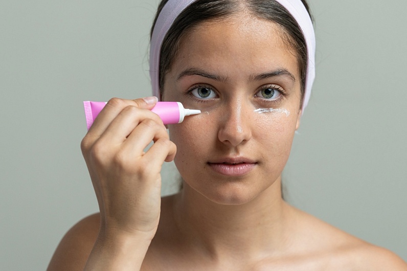 Крем для кожи вокруг глаз: как выбрать и наносить?