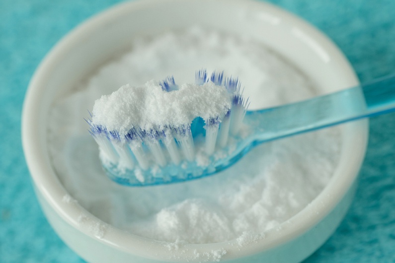 Как отбелить зубы содой и зубной пастой?
