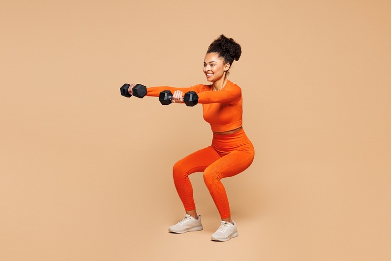 Как правильно приседать с гантелями?