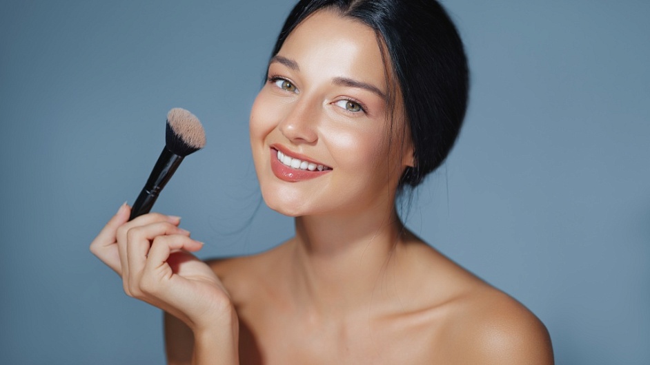 Как чистить кисти для нанесения макияжа?