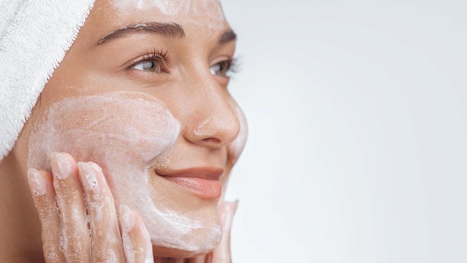 Как правильно очищать кожу лица?