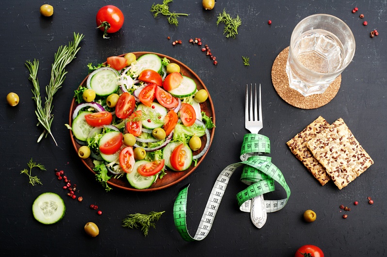 Топ-5 продуктов-жиросжигателей: какие фрукты и ягоды способствуют похудению?