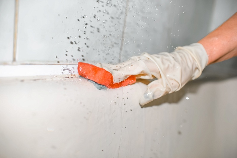 Как убрать желтый налет с поверхности ванны?