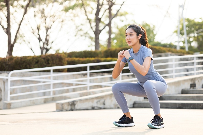 Как правильно делать приседания: перечень эффективных упражнений и техника их выполнения