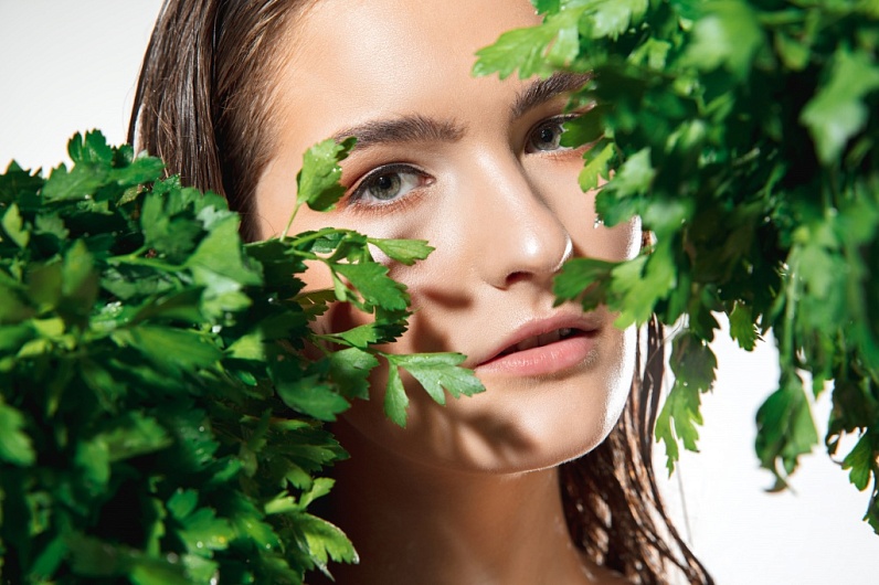 Какие травы помогают избавиться от отеков лица